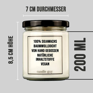 Auf einer Duftkerze von Candle Guy stehen die natürlichen Inhaltsstoffe.