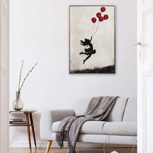 Ein Mädchen fliegt mit roten Luftballons in die Luft. Das Gemälde hängt über einer hellgrauen Couch.