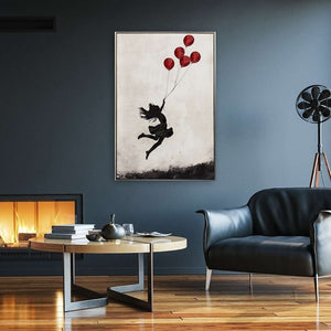 Ein gerahmtes Acrylgemälde mit einem Mädchen und roten Luftballons hängt an einer blauen Wand.