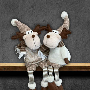Sven und Svenja sind winterliche Kantenhocker und sitzen mit Winterkleidung auf einem Regalbrett.