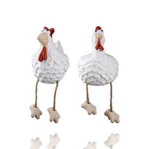 Ein Huhn und ein Hahn aus weißer Keramik bilden ein Kantenhocker-Pärchen. Beide sind in Weiß und haben lustige Gesichter