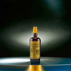 Auf einem silbernen Tablett steht die schöne Flasche Rum aus der Karibik. Auf ihr steht Hampden Estate Pure Single Jamaican Rum