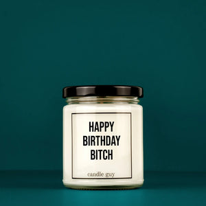 Duftkerze im Glas mit der Aufschrift Happy Birthday Bitch von der Marke Candle Guy