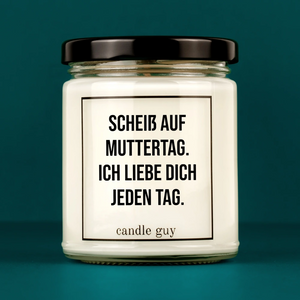 Das ideale Geschenk zum Muttertag oder Geburtstag ist die Duftkerze im Glas. Auf der gut riechenden kerze steht der Spruch: Scheiß auf Muttertag. ich liebe Dich jeden Tag.
