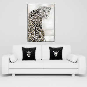 Auf einer weißen Ledergarnitur stehen zwei schwarze bestickte Kissen mit dem BRIDEMAKER Logo.