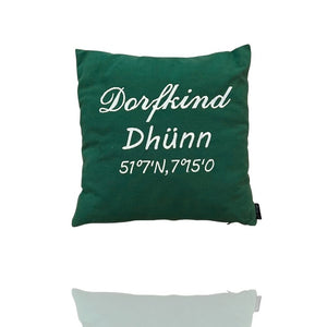 Auf einem grünen bestickten Kissen steht Dorfkind Dhünn und die Koordinaten vom Ortsteil aus Wermelskirchen, Bergisches Land