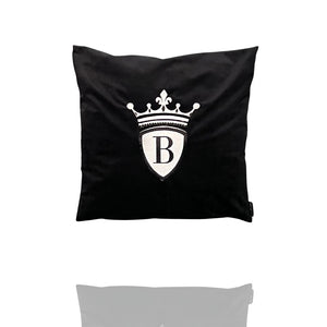 Auf einem schwarzen Kissen ist das silberne edle Logo vom BRIDEMAKER gestickt.