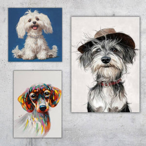 Drei unterschiedliche Porträts kleiner Hunde sind als Leinwände an einer grauen Betonwand arrangiert. Oben links zeigt ein quadratisches Bild einen weißen, flauschigen Hund mit Halsband vor blauem Hintergrund. Unten links ist ein Dackel im farbenfrohen Graffiti-Stil mit leuchtenden Farbakzenten an Ohren und Kopf zu sehen. Rechts dominiert ein großes Hochformat, das einen wuscheligen Hund mit braunem Hut und rotem Halsband in einer detaillierten, realistischen Zeichnung darstellt.
