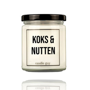 Auf einer Duftkerze im Glas steht der Spruch Koks und Nutten. Die Geschenkidee ist originell und stammt von Candle Guy.