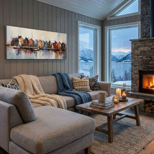 In einem Tiny House in Norwegen hängt ein Gemälde von einer Norwegischen Fjordlandschaft an der grauen Wand.