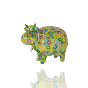 Spardose Kuh Bella von Pomme Pidou. Die grüne Bella mit den vielen Blumen ist eine wundervolle Geschenkidee für Landwirte und Menschen mit viel Landliebe