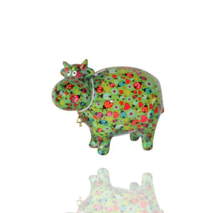 Spardose Kuh Bella von Pomme Pidou hat viele Herzen und Marienkäfer auf dem grünen Körper. Eine tolle Geschenkidee für Menschen mit Sinn für bunte Farben.