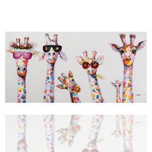Acrylgemälde mit Giraffen. Sie könnten eine Familie sein. Die Giraffen sind mit bunten Tupfen gemalt und tragen dunkle Sonnenbrillen
