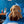 Laden Sie das Bild in den Galerie-Viewer, Kuschelset Dream Team Hund Max sitzt auf dem Bett. Das Stofftier von Biederlack hat im Innern eine weiche Schmusedecke.
