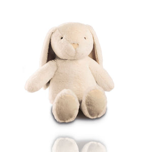 Hase Nelly ist ein Kuscheltier von der Firma Bierderlack in dem eine Kuscheldecke steckt. Der Hase ist flauschig weich genauso wie die Decke.