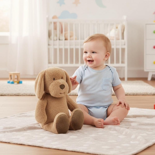 Auf der Kuscheldecke mit den weißen Wölkchen sitzt ein Baby mit blauem Strampler. Die Decke ist sehr flauschig. Neben dem Baby sitzt der Hund Max der die Babydecke in sich trägt.