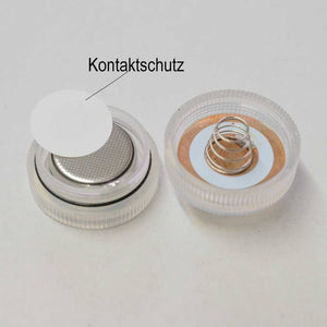 Aufgeschraubte LED Teelicht mit dem Batterie Kontaktschutz