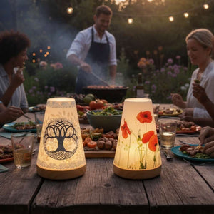 Zwei Windlichter die mit einem LED Teelicht beleuchtet sind. Wachsfreie Teelichter sind sehr hell und praktisch.