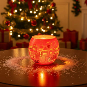 Ein rotes Windlicht steht auf einem Holztisch. Das Windlicht leuchtet hell da ein LED Teelicht darin sehr viel Licht gibt.