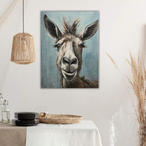 Das Gemälde lächelnder Esel hängt an einer Wand im Esszimmer. Das Gemälde hat vorwiegend Blautöne.