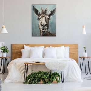 Ein lächelnder Esel schaut von einem Gemälde welches über dem Bett im Schlafzimmer hängt.