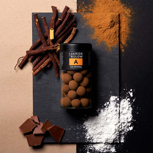 LAKRIDS by BÜLOW A The Original steht auf der durchsichtigen Dose in der sich Schokokugeln mit Lakritz befinden
