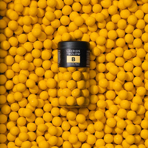 Gelbe Schokokugeln mit Geschmack nach Passionsfrucht in einer großen Dose von LAKRIDS by BÜLOW