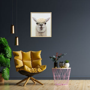 An einer grauen Wand über einem gelben Sessel hängt ein Bild von einem Lama. Der Kopf des Lamas hat eine Frisur us Kunsthaar.