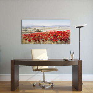 Das Gemälde von einem Mohnblumenfeld in hügeliger Landschaft hängt hinter einem Schreibtisch an der Wand.