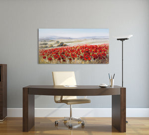 Das Gemälde von einem Mohnblumenfeld in hügeliger Landschaft hängt hinter einem Schreibtisch an der Wand.