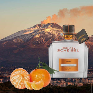 Michael Scheibel aus dem Schwarzwald stellt den Lava-Mandarinen-Geist her. Auf dem Bild sieht man den Vulkan Ätna und Mandarinen.