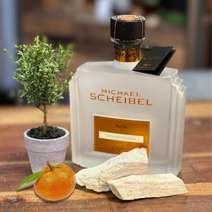 Die Alte Zeit Lava Mandarine ist ein Mandarinenschnaps von Michael Scheibel aus dem Schwarzwald. Die edle Flasche weißt  auf einen hochwertigen Mandarinengeist hin. 