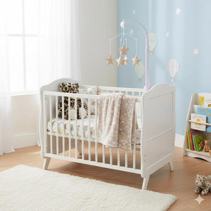 In einem weißen Kinderbett sitzt ein Schmusetier. Es ist ein kuscheliger Leopard. Über der Wiege liegt eine weiche Babydecke mit weißen Wölkchen.