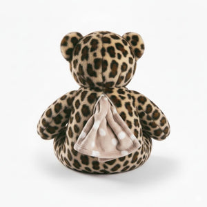 Das Stofftier ist ein Leopard. Auf dem Rücken befindet sich ein Reißverschluss. Daraus schaut eine weiche Fleecedecke mit Wolken. Das Set heisst Dream Team und ist kuschelweich für Babys.