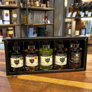 Royal Coffee, Saftiger Pfirsich, Juicy Lime, Wilder kräuter, Butterscotch. Fünf Liköre im Geschenkkarton von Böser Kater exklusiv zusammengestellt für BRIDEMAKER