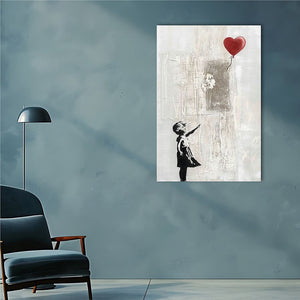 An einer türkisen Wand hängt ein weiß, rot, schwarzes Acrylgemälde. Auf diesem lässt ein kleines Mädchen einen Love Ballon steigen.