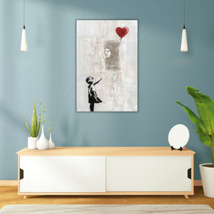 Auf einem Acrylgemälde mit dem Namen Love Ballon lässt ein kleines Mädchen einen roten herzförmigen Luftballon steigen.