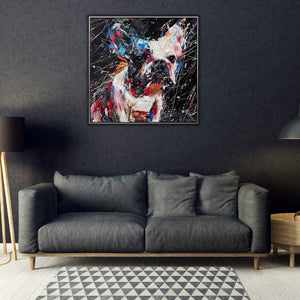 Auf dem Hunde Gemälde Love me sitzt eine traurige Französische Bulldogge im Graffity Style. as Acrylgemälde hängt über dem Sofa an einer grauen Wand.