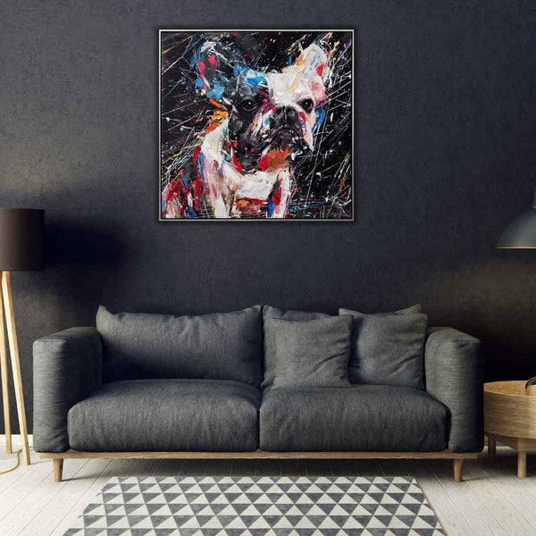 Auf dem Hunde Gemälde Love me sitzt eine traurige Französische Bulldogge im Graffity Style. as Acrylgemälde hängt über dem Sofa an einer grauen Wand.