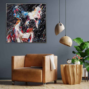 Das gerahmte Hunde Gemälde zeigt eine traurige Französische Bulldogge. Das Acrylgemälde hängt an einer grauen Wand über einem braunen Sessel im Wohnzimmer.