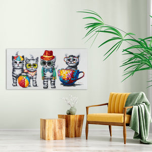 Bild mit vier süßen, bunten Katzen die spielen hängt an der wand. Ein Katze sitzt in einer Tasse