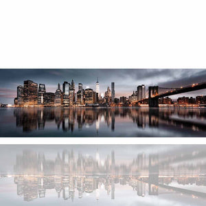 Die Skyline von Manhatten m Abendlicht. East River, Brooklyn Bridge und der Financial District auf einem Bild.