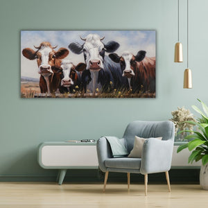 Wohnzimmer-Inspirationsbild mit dem Kuh-Gemälde Milky Four im Querformat an einer Salbei-grünen Wand neben einem gemütlichen Polstersessel.