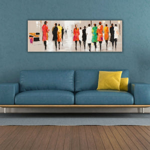 Modernes, schmales Gemälde im Querformat als Wandbild über einem blauen Sofa im Wohnzimmer. Das abstrakte Kunstwerk zeigt eine bunte Modenschau-Szene und harmoniert mit gelben Kissen.