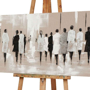 Auf einem riesigen Catwalk findet eine Modenschau statt. Die Models in ihren trenchcoats sind in den farben Silber, schwarz und weiß. Acrylgemälde.