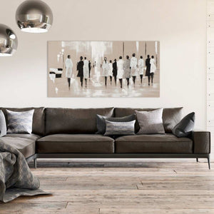 Über einer Coach im Wohnzimmer hängt ein Acrylgemälde. Auf dem Bild findet eine Modenschau statt. Alle Models tragen Trenchcoats.