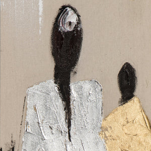 Detailfoto vom schmalen Leinwandbild Modenschau in Gold und Silber. man kann deutlich die Metallfolie und die Acrylfarbe erkennen.