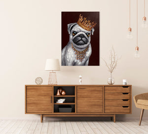 Der royale Mops mit der goldenen Krone wurde auf dem hochwertigen Acrylgemälde perfekt in Szene gesetzt.