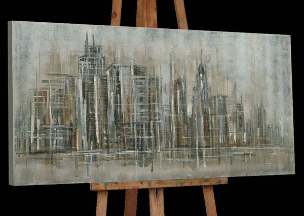 Auf der Staffelei befindet sich ein Gemälde welches die Skyline von New York zeigt. Das abstrakte Gemälde wurde in den Farben Grau, Braun abstrakt in Szene gesetzte. Die NYC Skyline spiegelt sich im Hudson River.