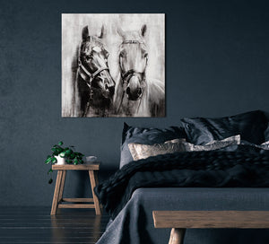Ein Gemälde von zwei Pferdeköpfen hängt an einer blauen Wand.